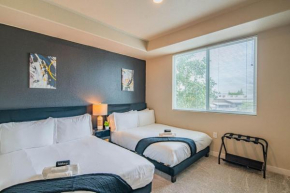 Trendy 2BD Gym Pool Parking WD Sleeps 8